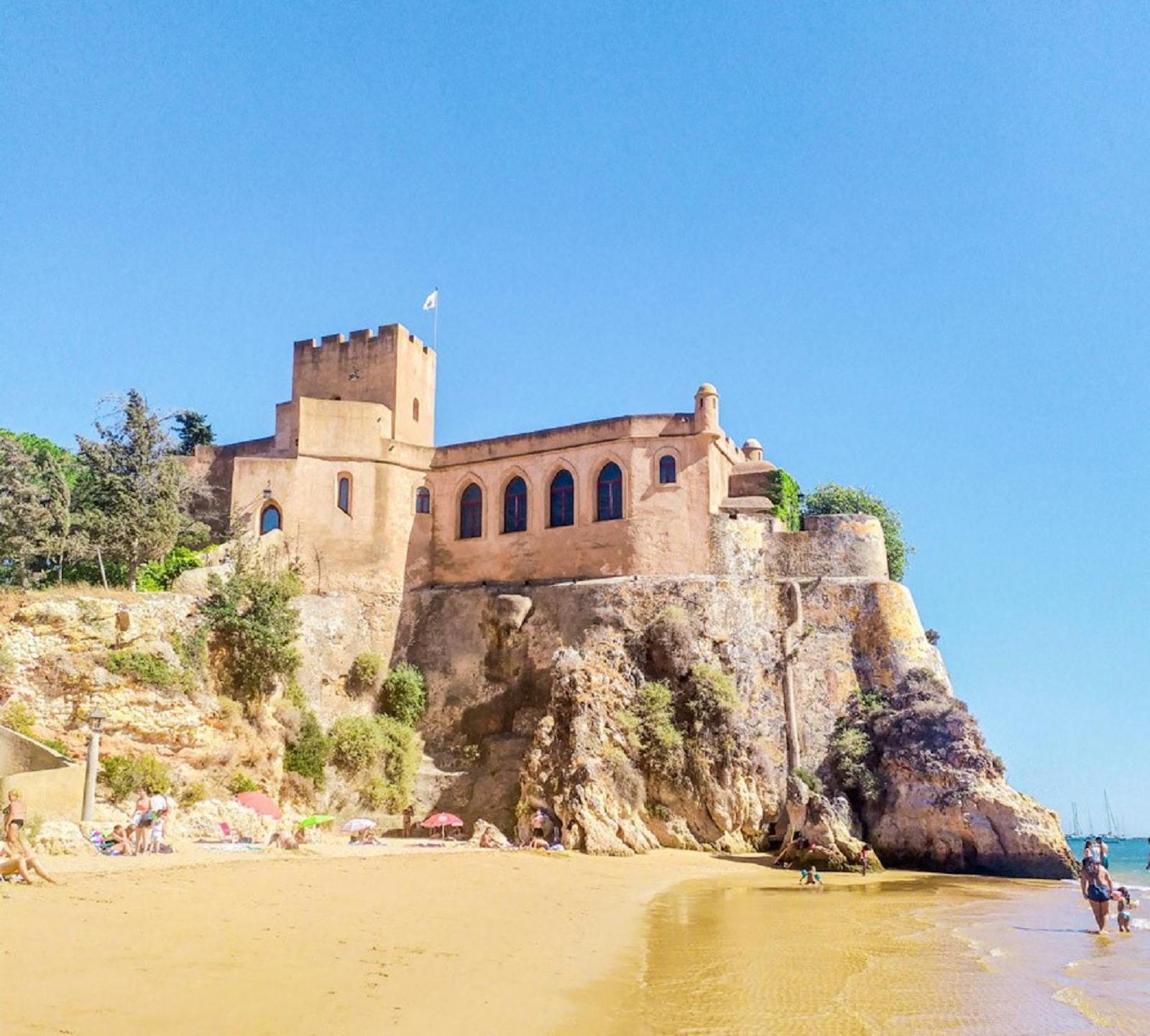 Las Grutas de Benagil y el castillo en el acantilado