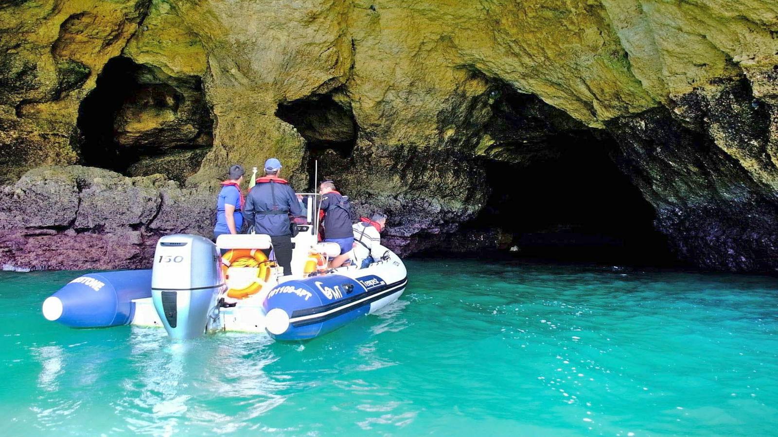 Bateau pneumatique dans les Grottes de Benagil