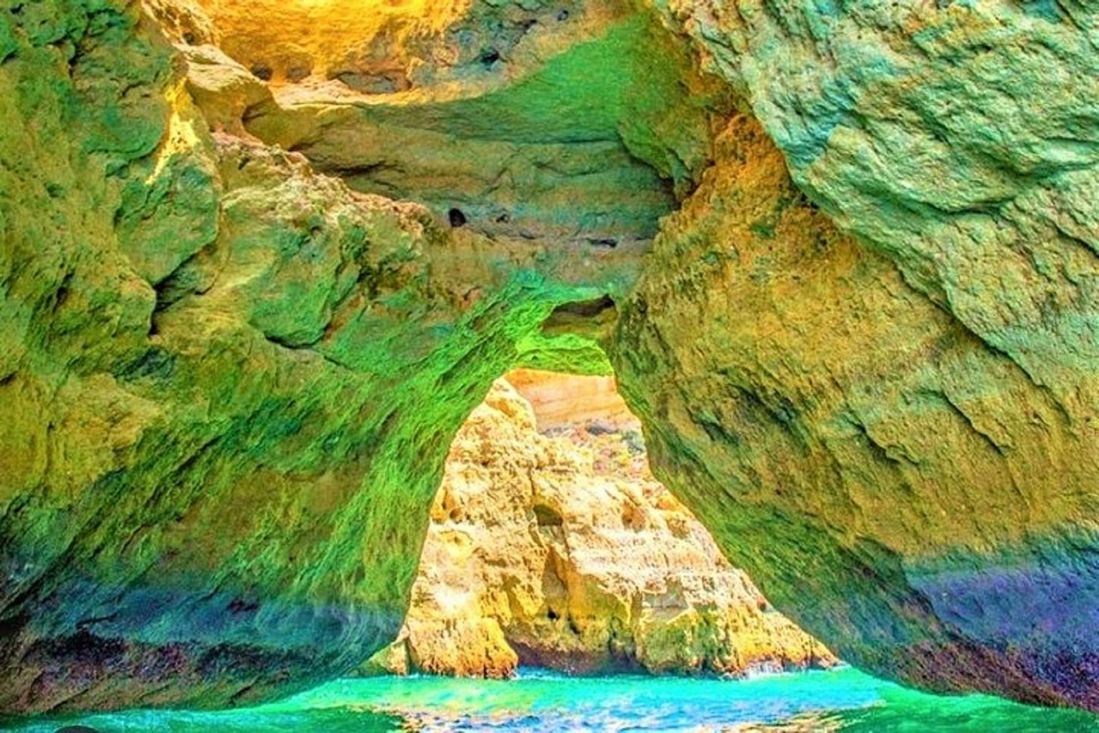 Vista interior das Grutas de Benagil e rochas